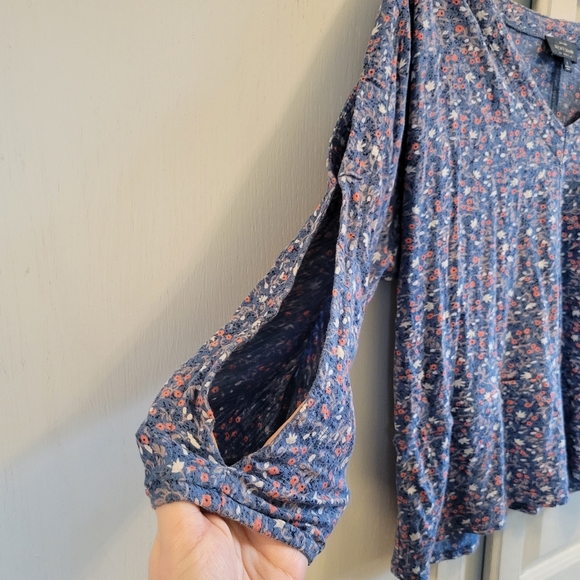Lucky Brand Blue Floral 3/4 Sleeve With Slits Top Blouse - Picture 2 of 9